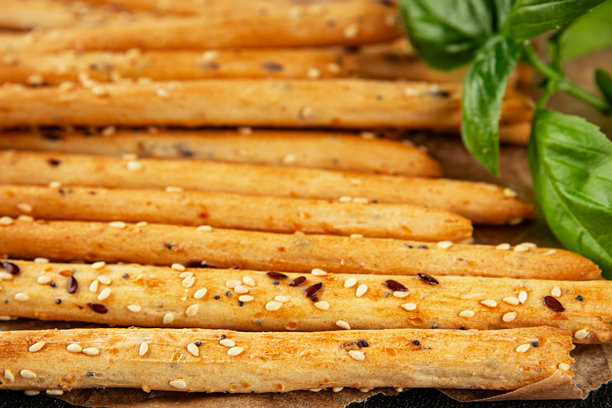 全麦谷物的格里西尼面包棒，新鲜美味的美食背景，桌上的乡村风格美食俯视图，留白空间。图片下载