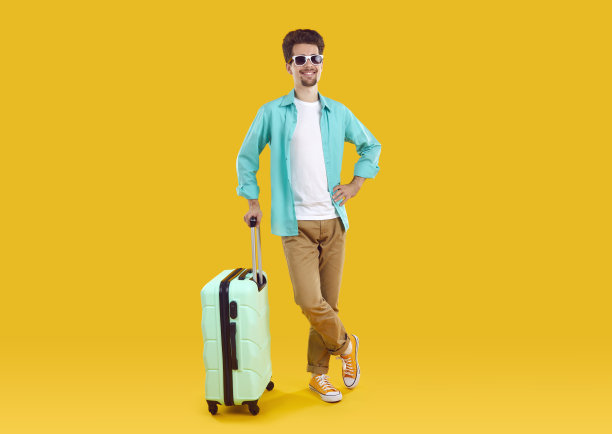 快乐女性站在行李箱旁的全身照片图片下载