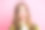 穿着黄色格子衣服的漂亮年轻女孩的照片肖像，表情怀疑和不满，背景为粉色，空旷的空间。图片下载