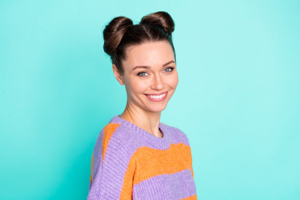 乐观的棕发女士穿着毛衣，背景为青色，个人头像照片图片下载