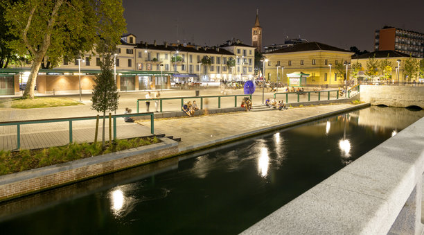 米兰市达尔塞纳，夏季夜晚。彩色图片图片下载