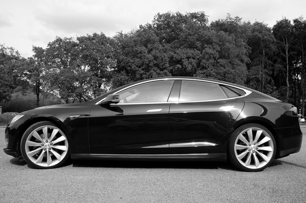 黑色特斯拉汽车Model S - 侧面黑白图像图片下载