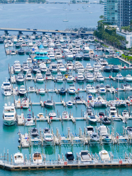 迈阿密海滩码头的豪华游艇航拍照片图片下载