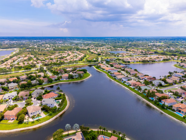 佛罗里达州威灵顿的航拍照片，展示湖边的住宅。图片下载