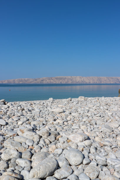 一个美丽的海湾，水清澈透明。竖版照片图片下载