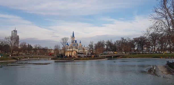 魔法城游乐园和主题公园，特色是魔法城堡图片下载