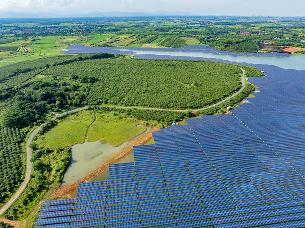 水面上的太阳能光伏板航拍照片图片下载