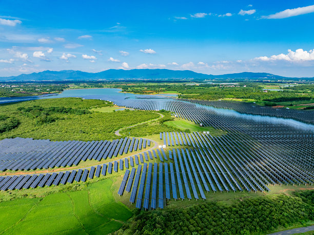 水面上的太阳能光伏板航拍照片图片下载