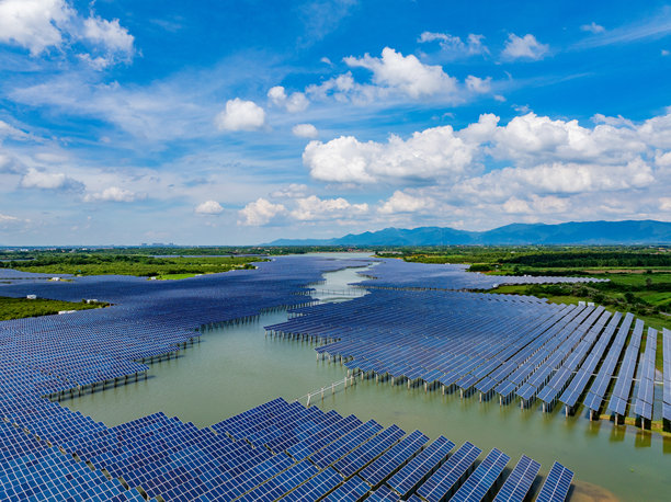 水面上的太阳能光伏板航拍照片图片下载