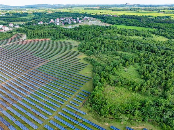 水面上的太阳能光伏板航拍照片图片下载