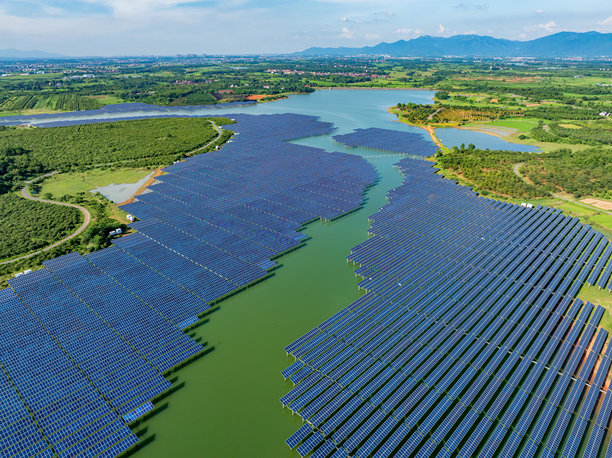 水面上的太阳能光伏板航拍照片图片下载