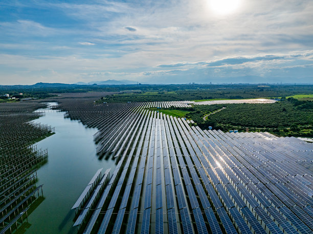 水面上的太阳能光伏板航拍照片图片下载