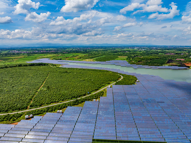 水面上的太阳能光伏板航拍照片图片下载