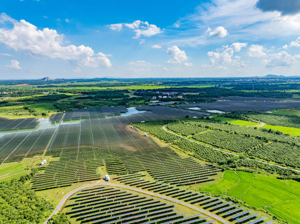 水面上的太阳能光伏板航拍照片图片下载