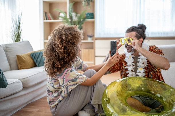 年轻情侣在家里拍搞笑照片，计划夏季假期图片下载