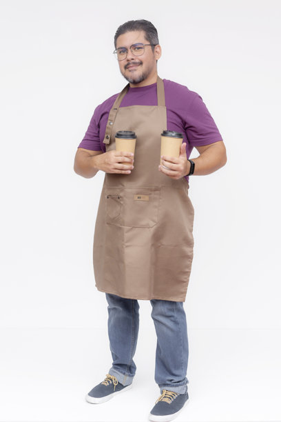 咖啡店老板或经理展示两杯咖啡。穿着紫色华夫格衬衫和棕色围裙。全身照片，背景为白色。图片下载