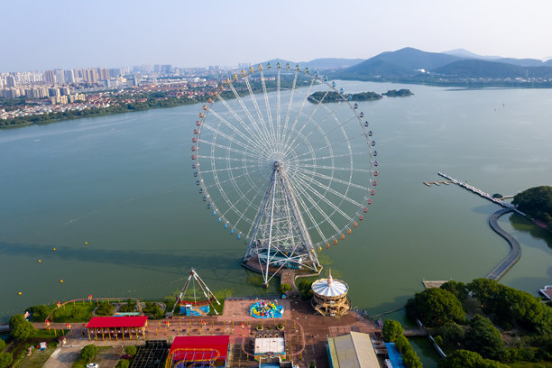 太湖圆融洲摩天轮的航拍照片，江苏省无锡市，中国，亚洲。图片下载