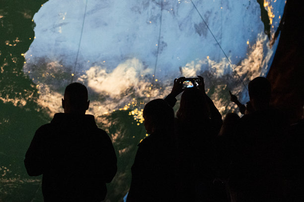 节日“行星游行”。地球。一名男子在夜间拍摄地球的照片。图片下载