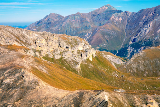 蓝天上的山脊。白天的山地风景。格罗斯格洛克纳高山公路。奥地利，欧洲图片下载
