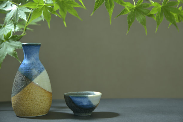 日本清酒与酒壶和酒杯的图片图片下载