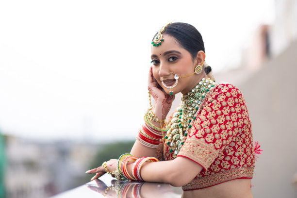 非常美丽的年轻印度新娘，身着奢华的婚礼服装，化着妆，佩戴着华丽的珠宝，户外拍摄的肖像照片图片下载