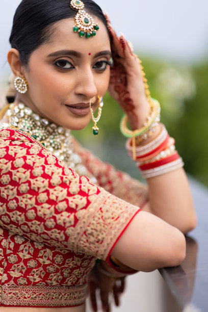 非常美丽的年轻印度新娘，身穿奢华的婚礼服装，化着妆，佩戴着华丽的珠宝，户外拍摄的肖像照片图片下载