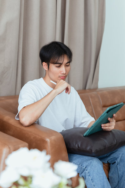 穿着休闲服装的年轻男性的生活方式照片图片下载