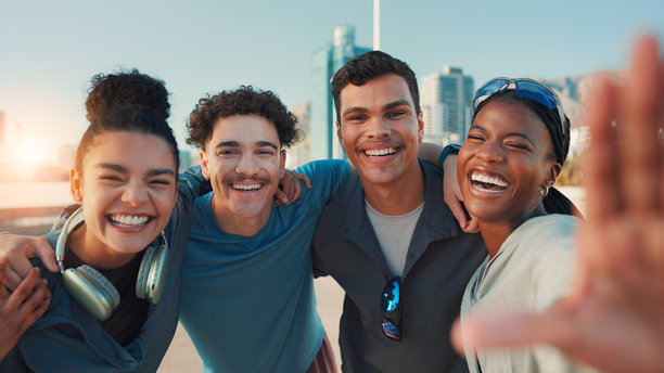 快乐的人们，城市中自拍的肖像或健身照片，记录一起的回忆。活跃的朋友们微笑着，享受捕捉瞬间，适合社交媒体或在城市中发布。图片下载
