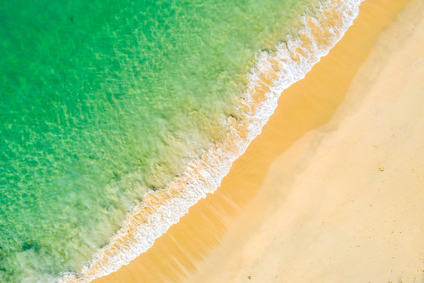 中国深圳美丽沙滩的梅沙湾海岸线航拍照片。图片下载