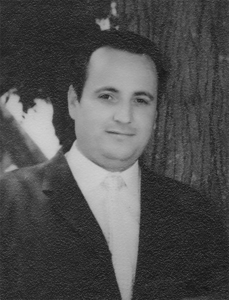 1950年代末拍摄的照片：复古风格的中年男性头像，正视镜头。图片下载