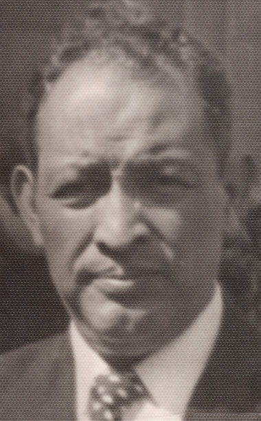 1960年代拍摄的照片：一位身穿西装和领带的西班牙裔老年商人正看着镜头。图片下载