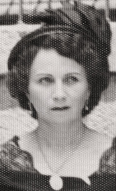 复古肖像照片。沉思的严肃白人女性穿着优雅的服装，目光投向远方。图片下载