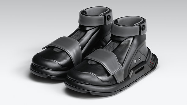 3D渲染的赛博朋克风格黑色皮革运动鞋，配有自动自系鞋带机制，时尚的大号魔术贴，红色LED后跟灯，厚橡胶鞋底，宽鞋头，背景为灰色。图片下载