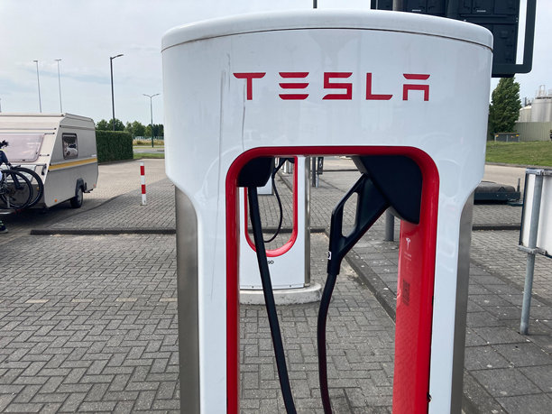 特斯拉超级充电快充站，供电动汽车使用图片下载