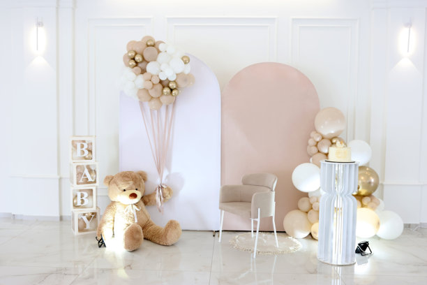 儿童照片背景，包含玩具、气球和一把椅子。柔和的色彩。图片下载