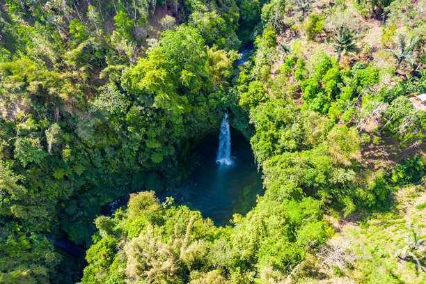 巴厘岛、爪哇岛、印度尼西亚热带雨林中的瀑布航拍照片，包括岛屿。图片下载