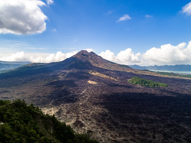 印度尼西亚爪哇岛巴厘岛的塞梅鲁山航拍照片，包括周围岛屿。图片下载