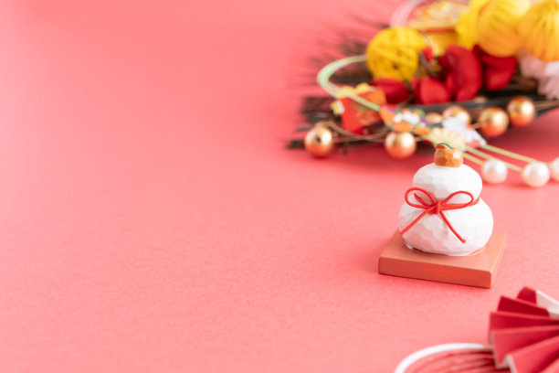 粉色背景上的日本镜饼。日本新年背景素材。图片下载