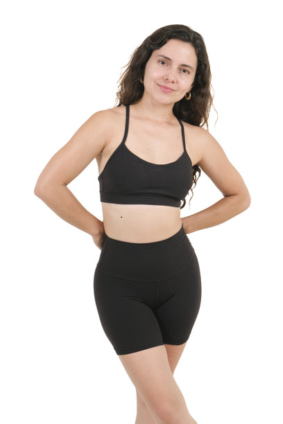 健身女孩在白色背景下摆姿势拍摄工作室照片图片下载