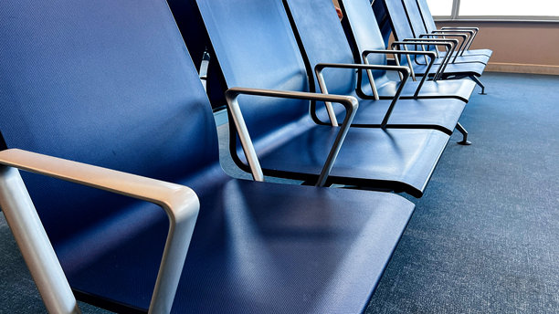 没有乘客的空机场座椅照片图片下载