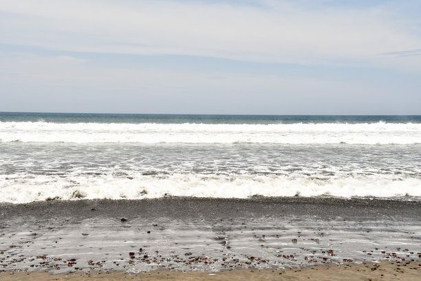 海浪在沙滩上，照片作为背景图片下载