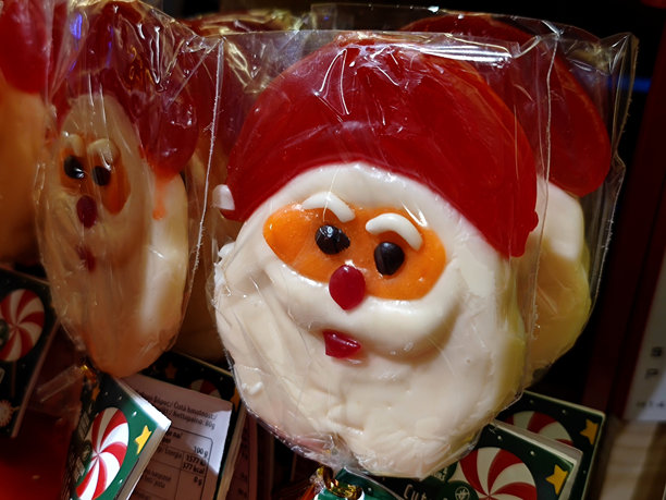 圣诞节期间，圣诞老人头像棒棒糖被摆放在商店的货架上，在商店里出售图片下载