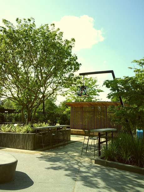 2024年春天，一个带有几何悬挂户外灯的现代户外休息区的穆迪电影照片图片下载