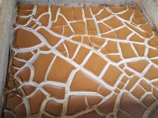 一张有白线图案的瓷砖地板的照片。图片下载