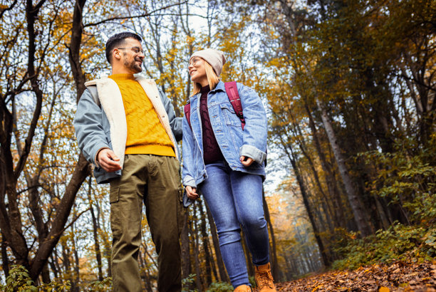 一对情侣在森林里散步的照片。图片下载