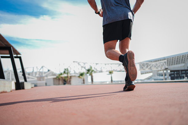 不可识别的运动员背影，快速奔跑，进行敏捷的有氧训练。男性脚部特写，正在锻炼。健身速度训练的运动员鞋子照片。图片下载