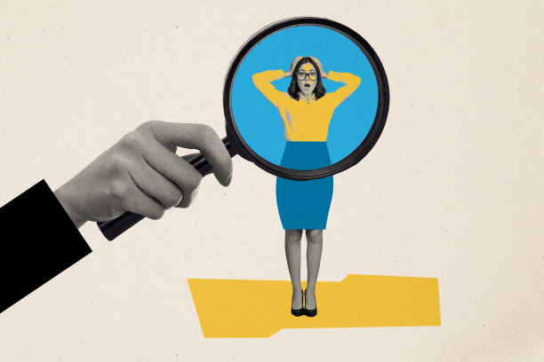 趋势艺术素描图像，3D照片拼贴，巨大的手握着放大镜，惊讶的女士站着捂住头，正在招聘新工作。图片下载