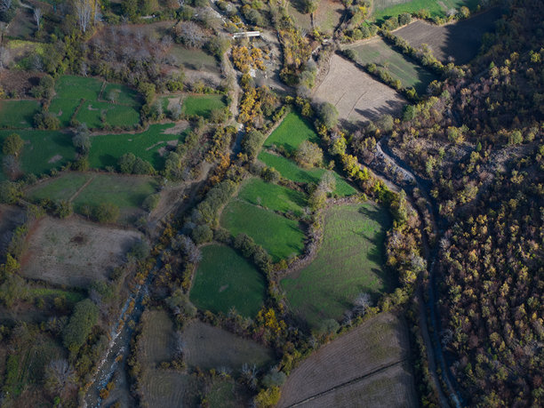 秋天的色彩无人机照片，Boyabat市中心Sinop，土耳其(土耳其语)图片下载