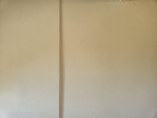 简约的空白墙面，适合作为演示、摄影或室内设计概念的背景。非常适合展示艺术作品或品牌形象。图片下载