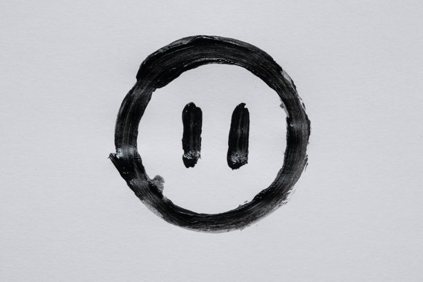 手绘水彩黑色暂停符号在白色背景中的圆圈内，视频或音乐停止符号，画笔图标图片下载